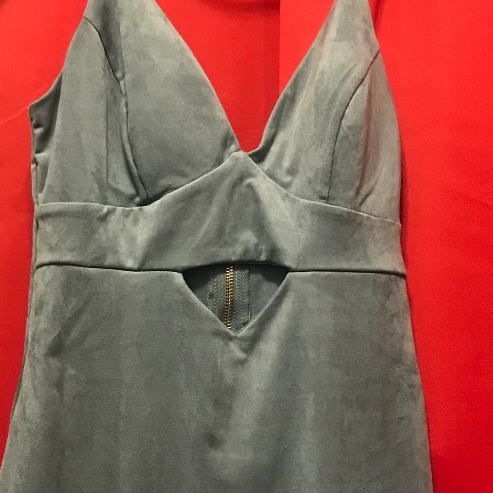 Dresses - Picture 2 of 4